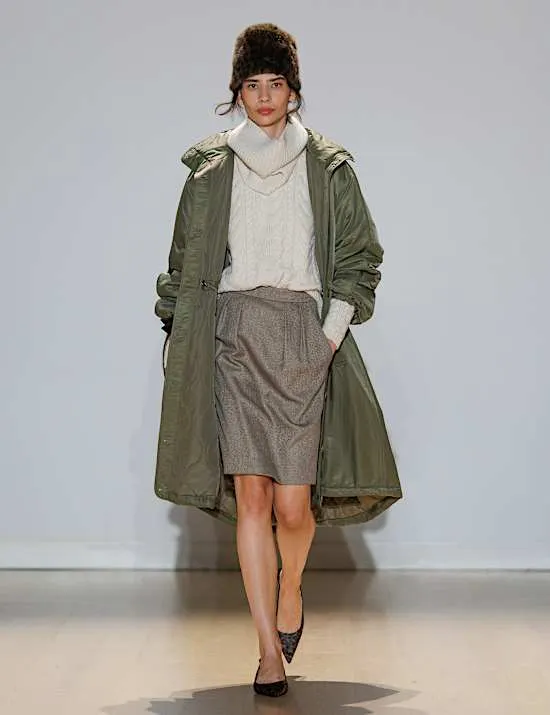 Lang geschnittener Parka aus Satin mit Stehkragen