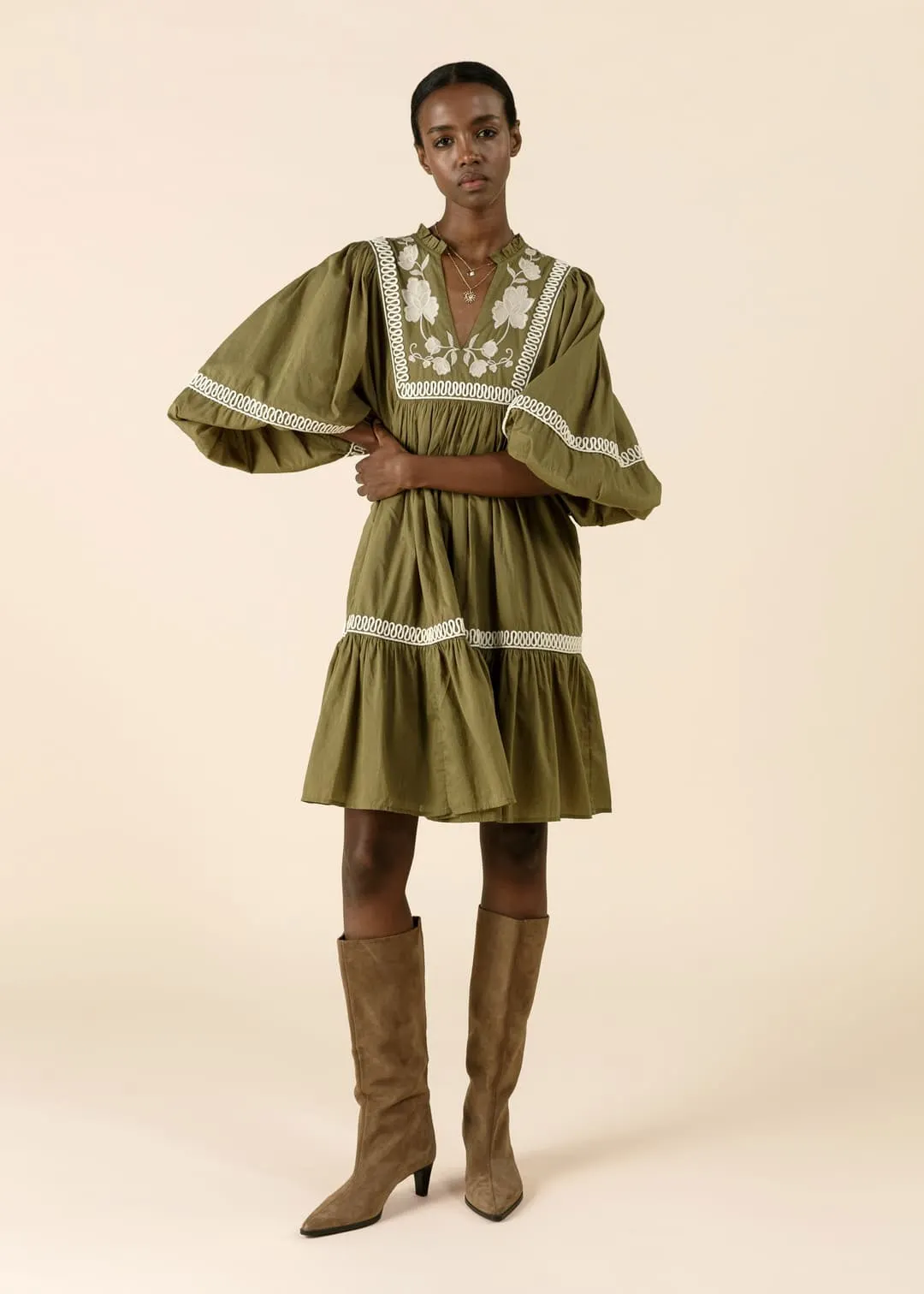 Broderad tunika med puffärm