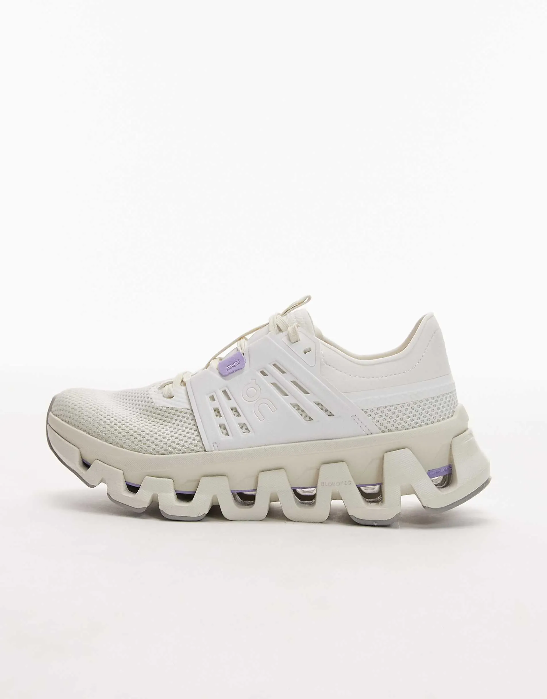ON Cloudswift Amp running trainers in white
