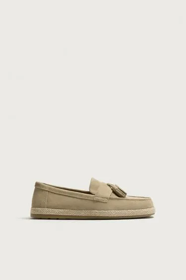 CASUAL LEATHER LOAFERS WITH TASSELS