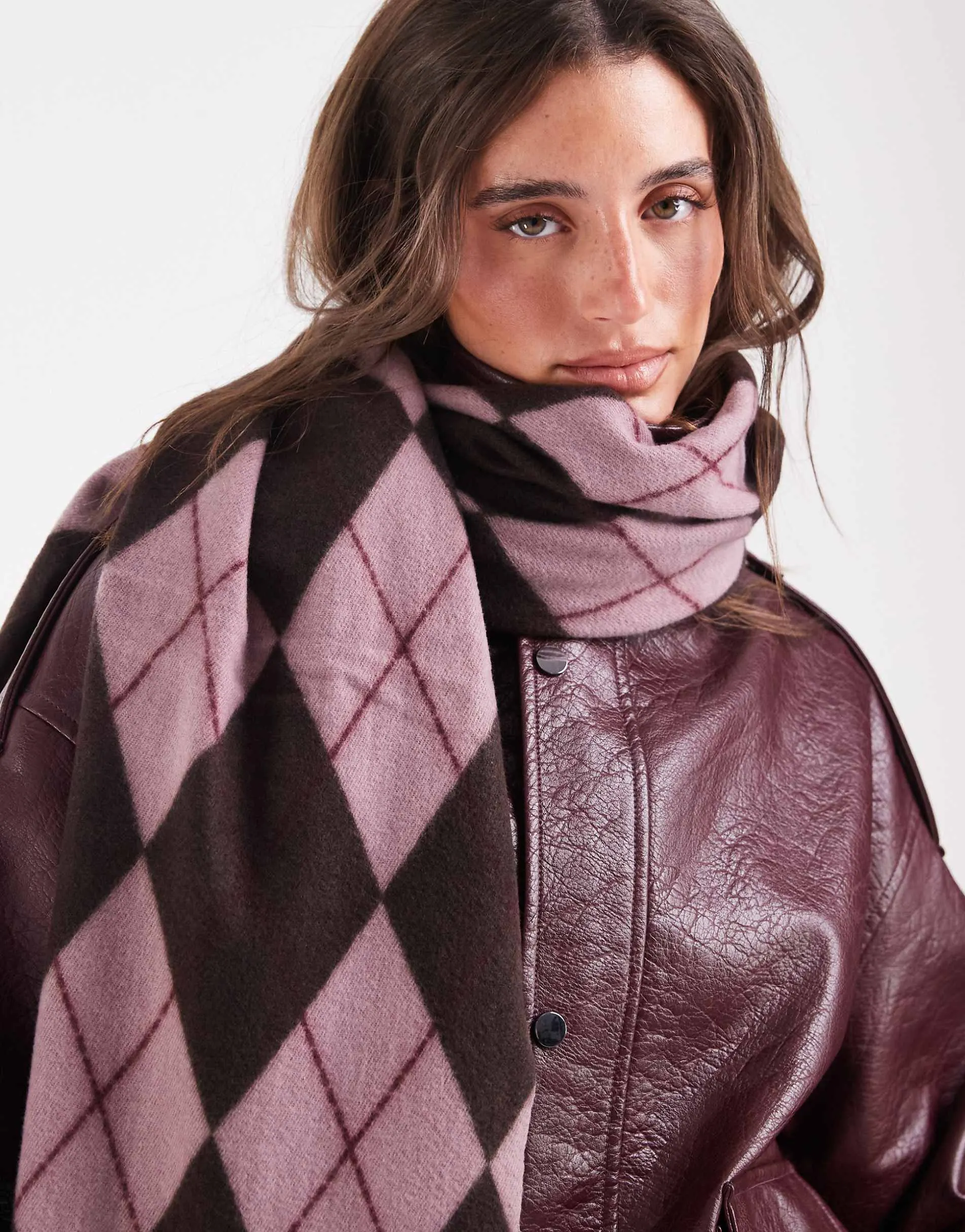 Vero Moda knitted tassel scarf in pink and brown argyle print