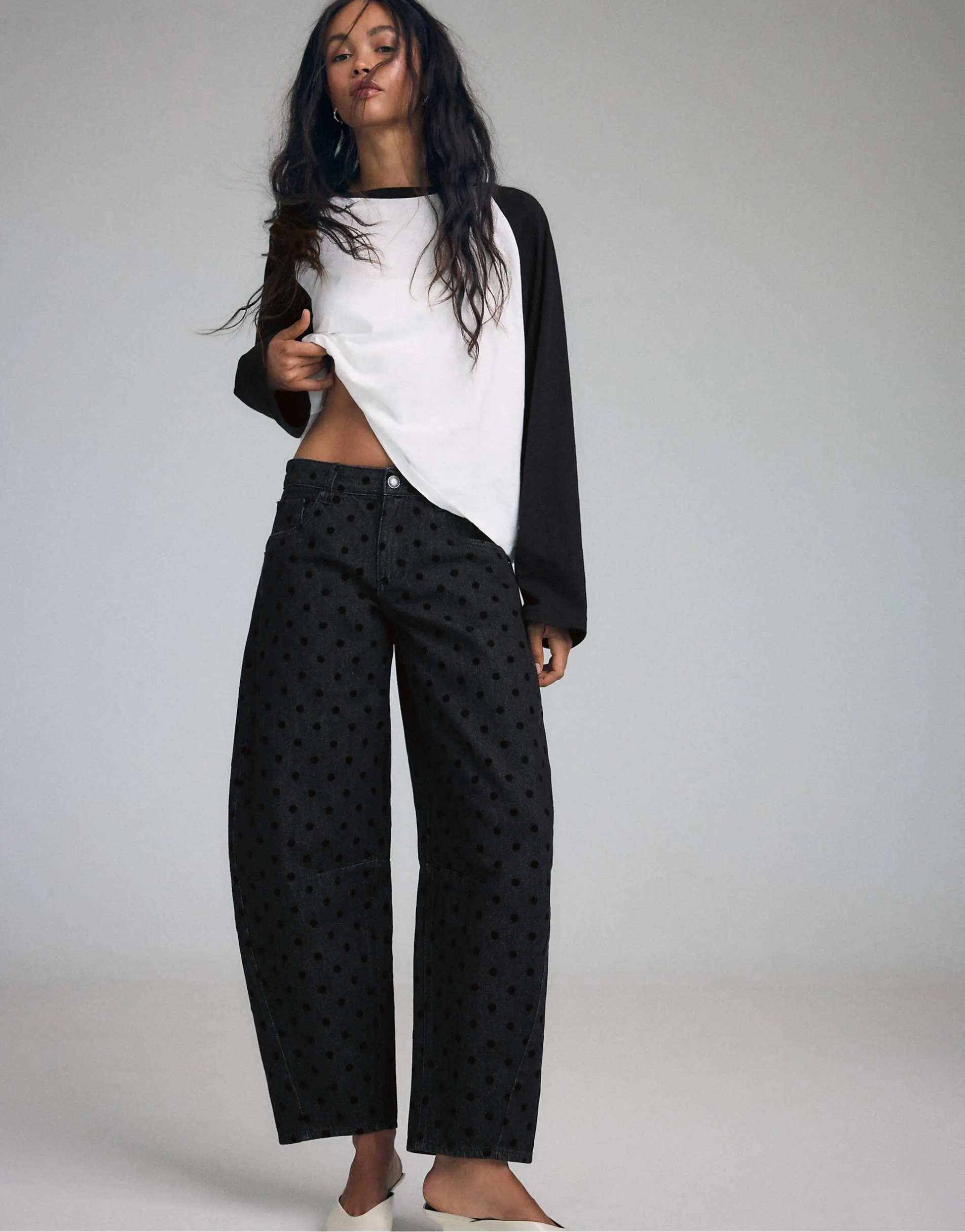 Stradivarius Flocked polka dot barrel jeans in black denim wash