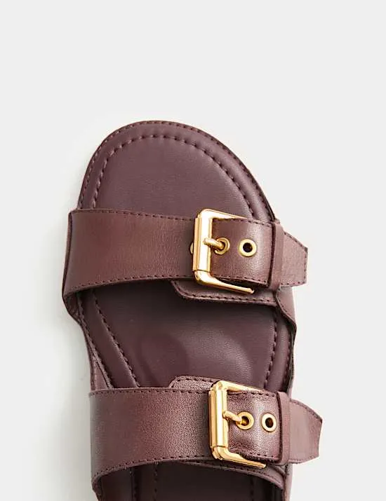 Flache Ledersandalen mit Doppelschnalle