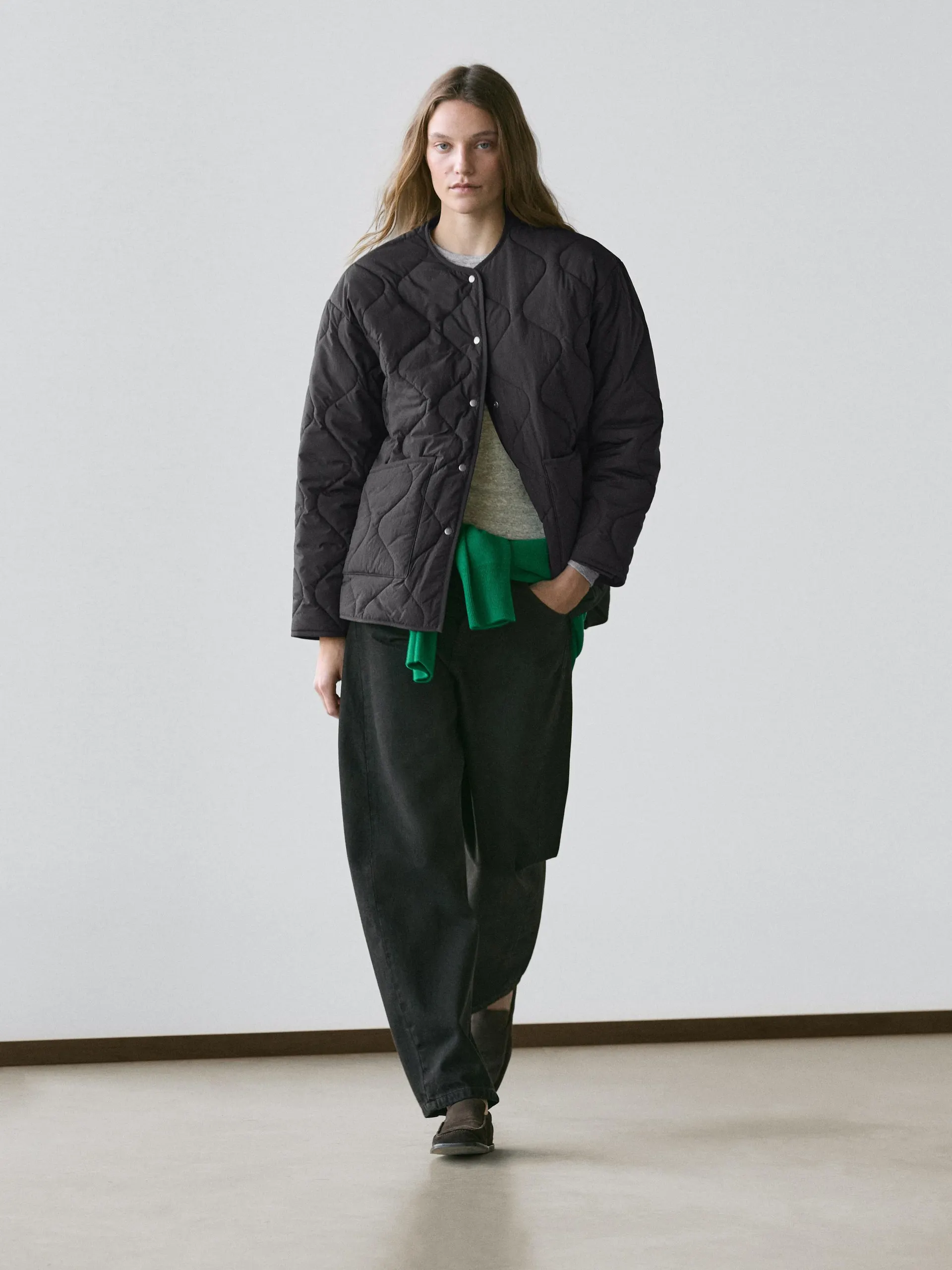 Prošívaná bunda ve vrstveném stylu