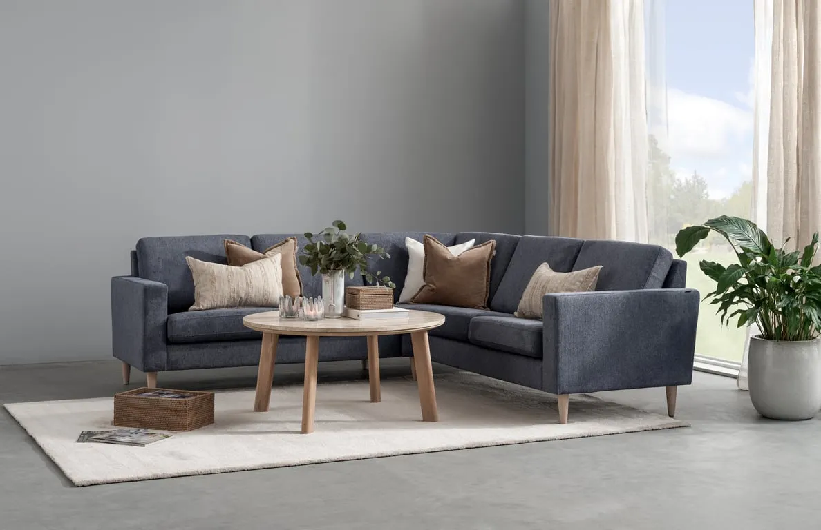 Brunstad Choice høy hjørnesofa Modulsofa 2,5 seter + hjørne + 2,5 seter, armlene 001, stoff Mino Blue, ben 207 hvitpigmentert