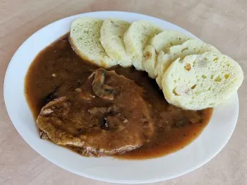 Roštěná na houbách s houskovým knedlíkem