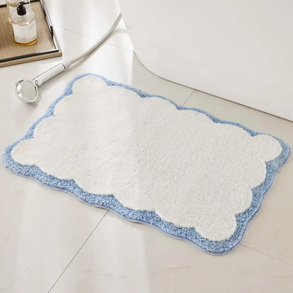 Luxury Microfiber Bathroom Rugs, White Bath Rug with Blue Scalloped Piping Cute Aesthetic Preppy Bath Mat for Bathroom, Tub, Floor Carpet, Sink, Shower, Anti Slip, Absorbent, 32x20