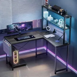 Escritorio Gaming en L 148cm con LED, 3 Tomas AC + 2 Puertos USB, Estantes de Doble Nivel, Reversible