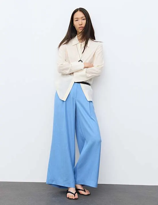 Figurbetonte Hose mit weitem Bein und Wollanteil