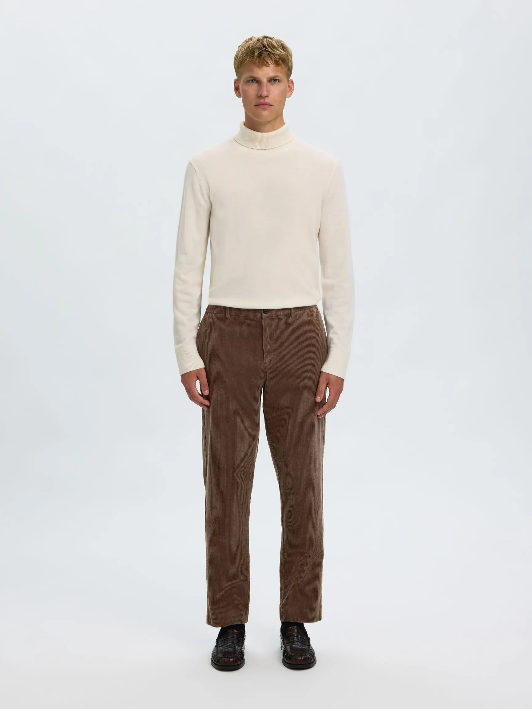 KORDFLØYEL NORMAL PASSFORM AVSMALNET JEANS MED NORMAL PASSFORM