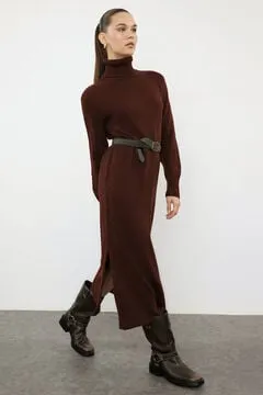 Vestido midi cuello alto abertura