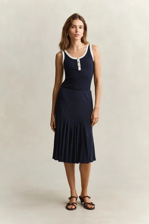 Skråstilt, utsvingt skjørt