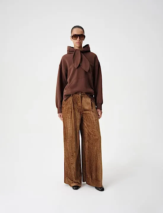 Bundfaltenhose aus Samtcord mit weitem Bein