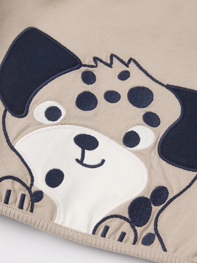 Romslig passform med fint broderi