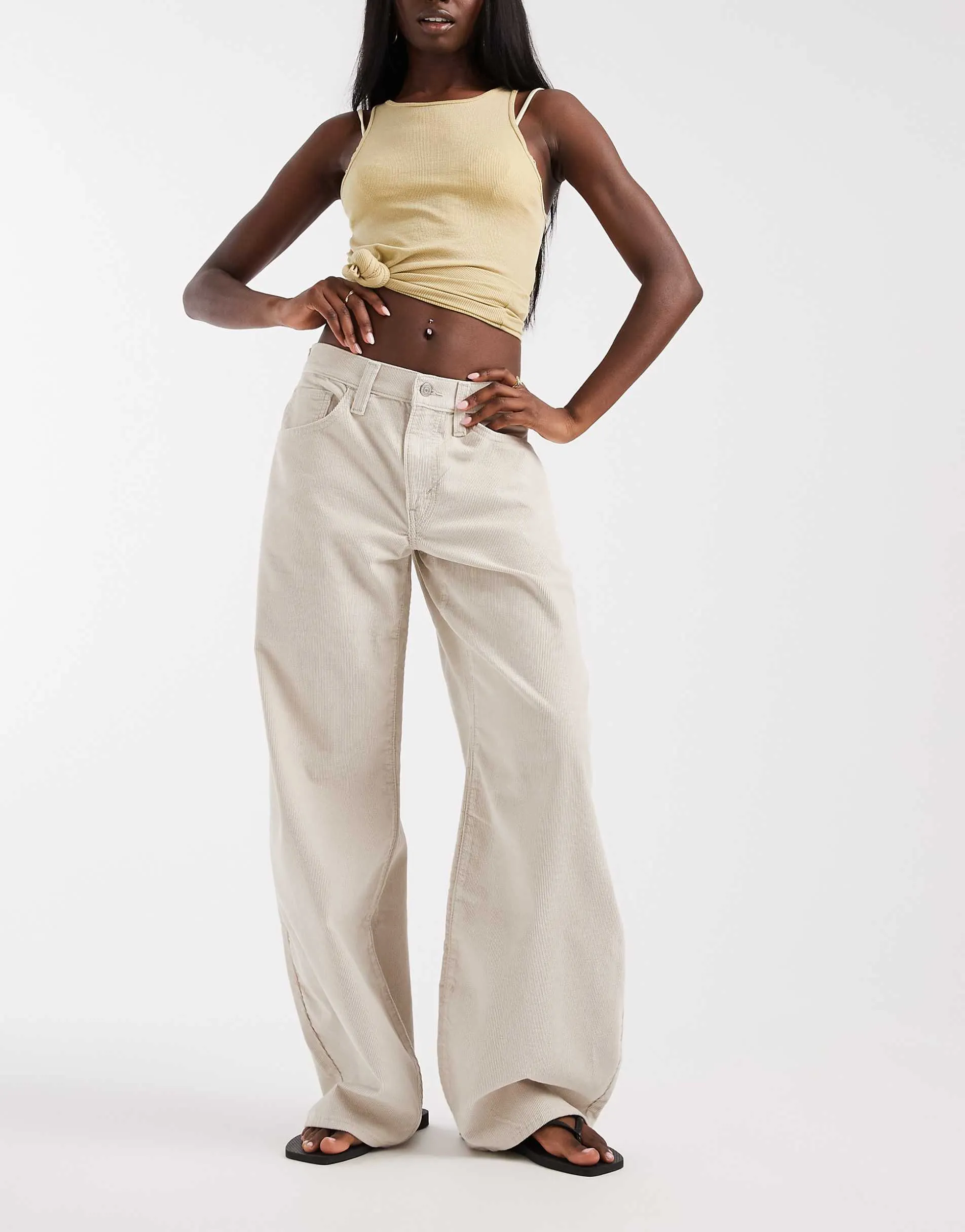 Levi's middy balloon jeans in white