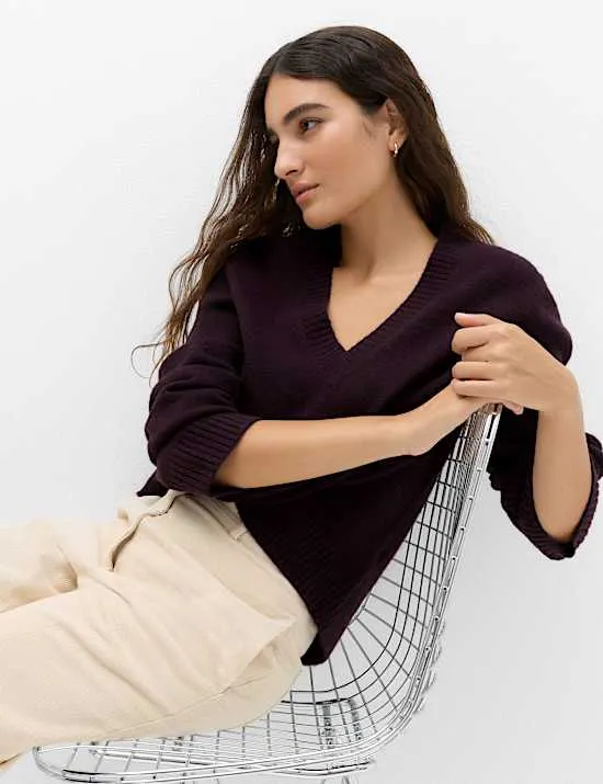 Bequemer Pullover mit V-Ausschnitt und Wollanteil