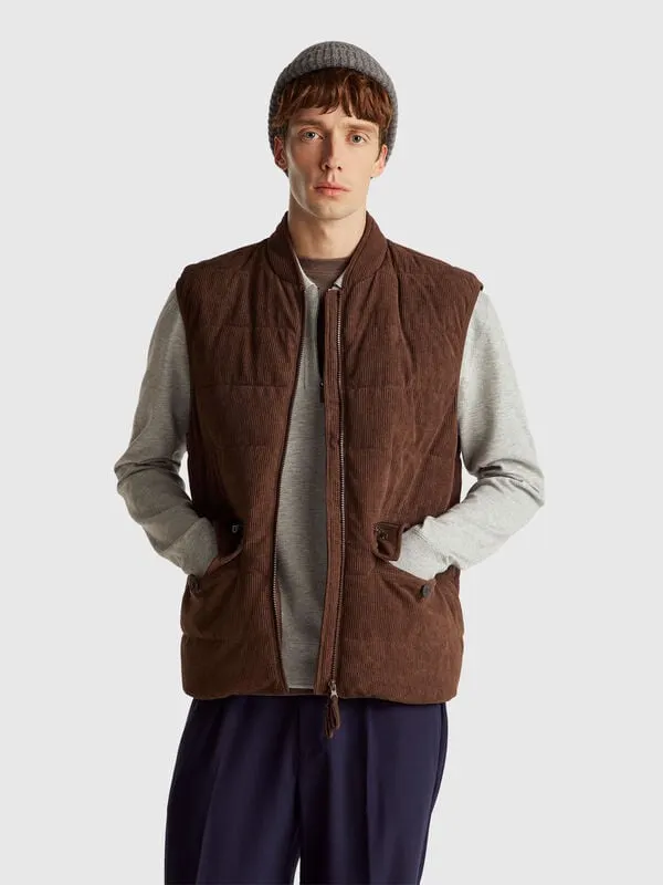 Vest with pockets in corduroy