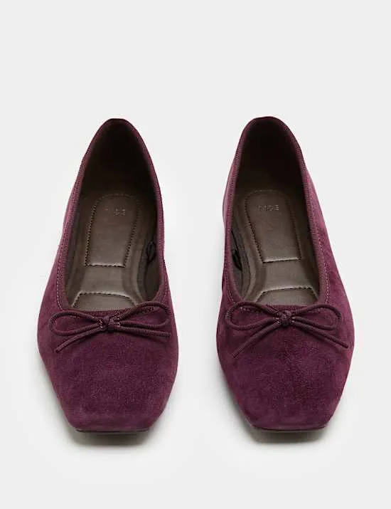 Flache Ballerinas aus Wildleder mit eckiger Zehenpartie und Schleifendetail