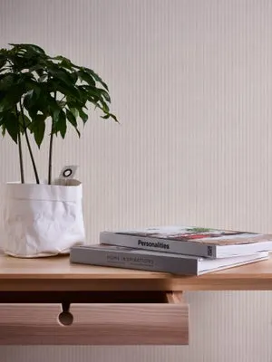 Papel pintado Vinilo Geométrico blanco y gris Rayas finas A.S. CREATION. De 53cm x 10.05m. Lavable. Apto para cocinas o baños. Método de pegado: aplicación cola en pared