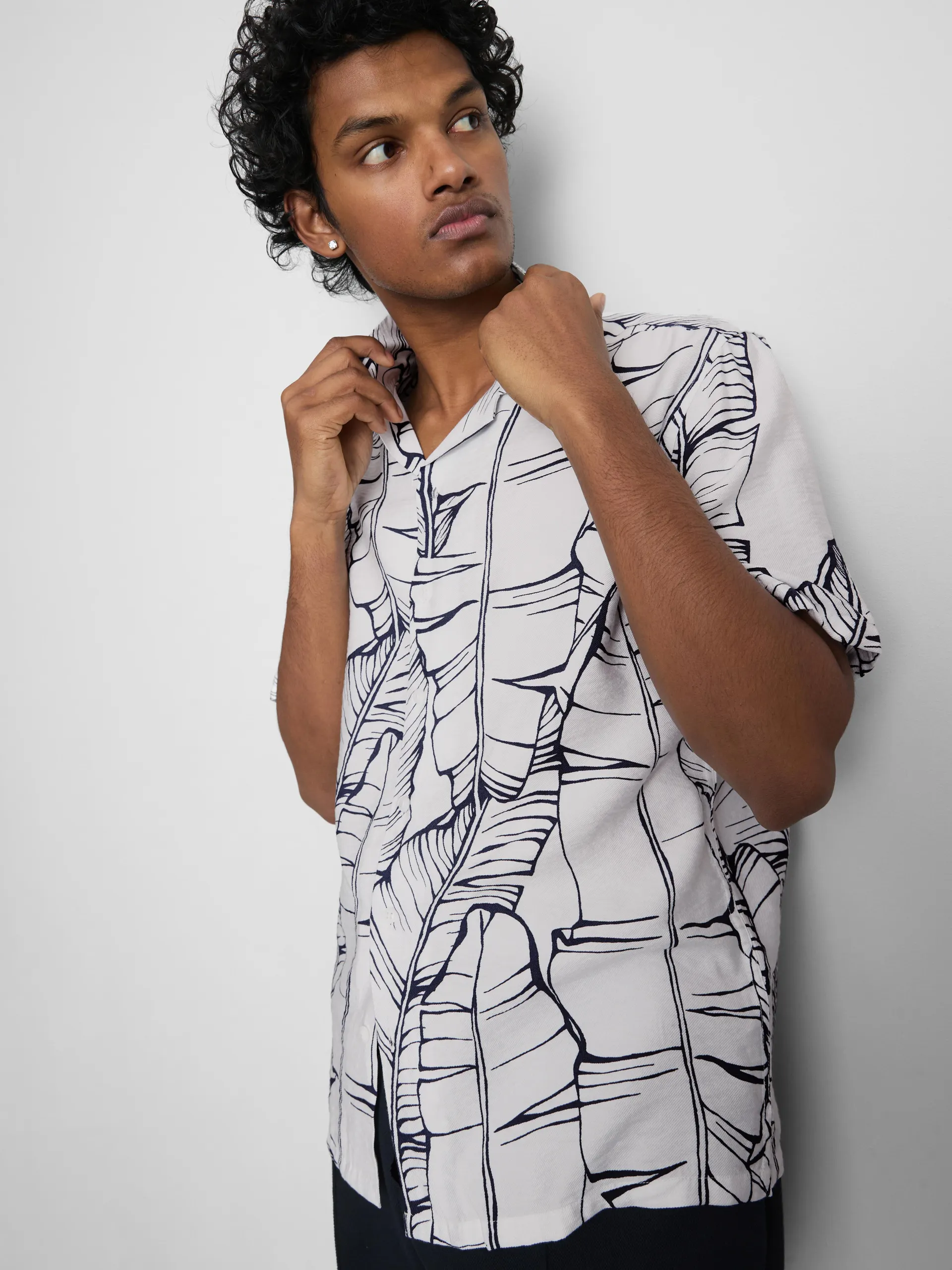 Chemise à manches courtes et motif feuille de bananier