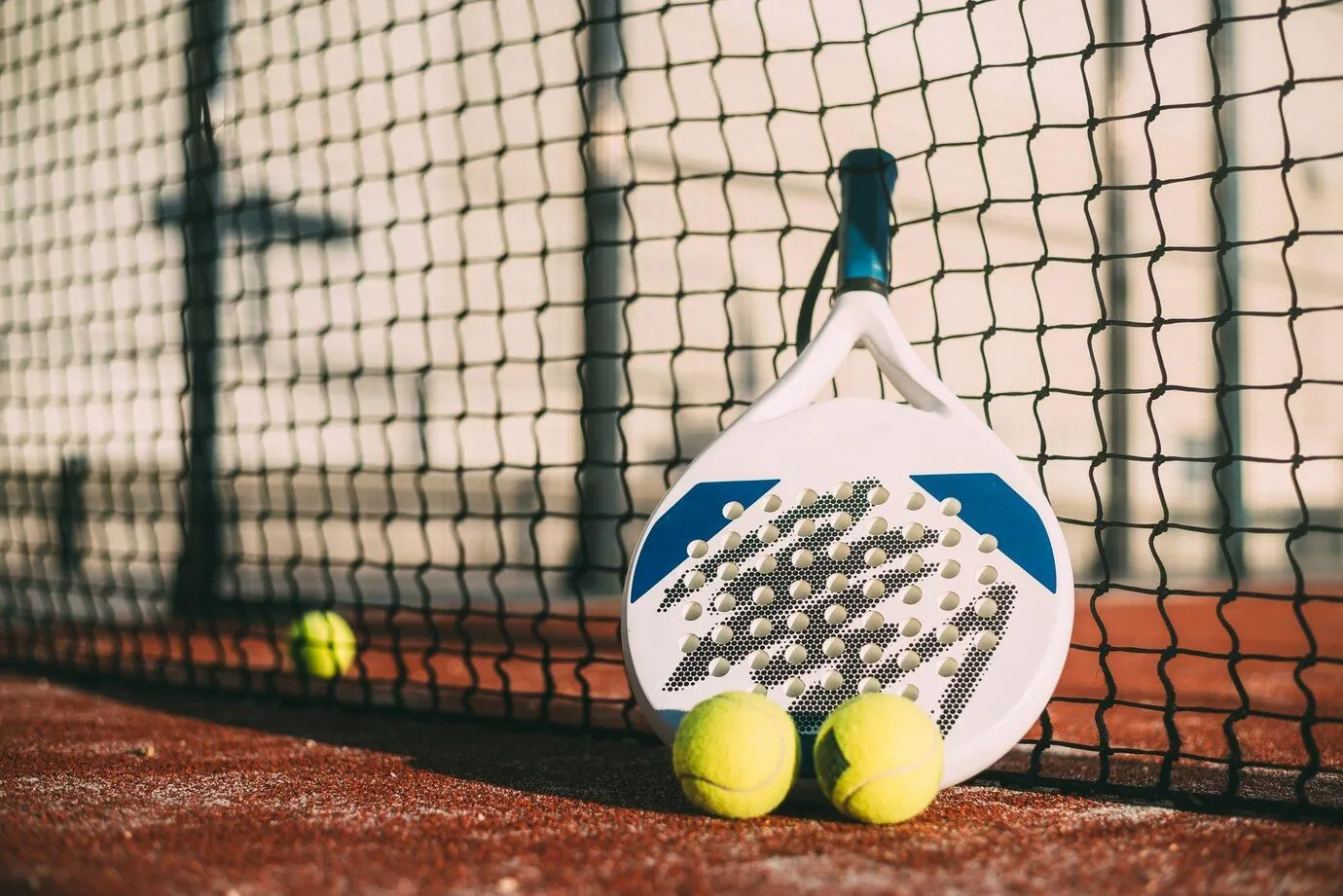 Pádel: los 3 consejos clave para empezar en el nuevo deporte de moda