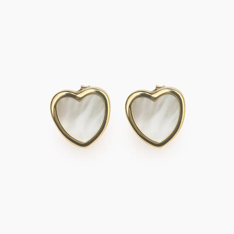ARETE CORAZÓN BORDE NÁCAR. Arete en forma de corazón de oro amarillo 18k