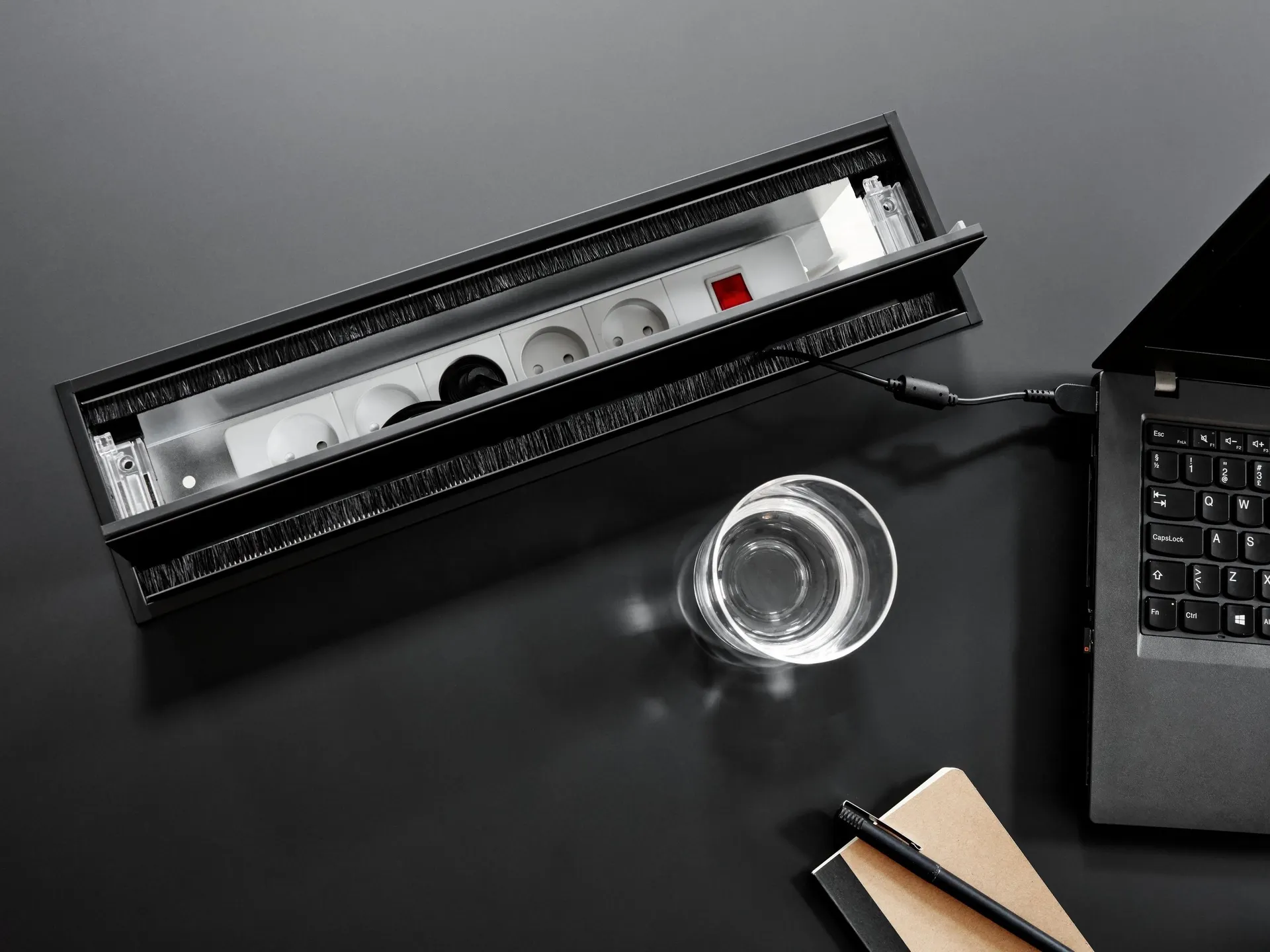 T o r i n o Mesa de conferencias Torino con bandeja para cables