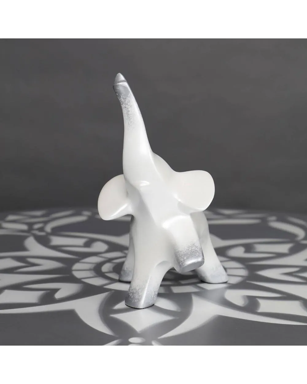 FAMILIA ADORNO ELEFANTE PARADO CASA BLANCA 11.5X15X20.5CM . L