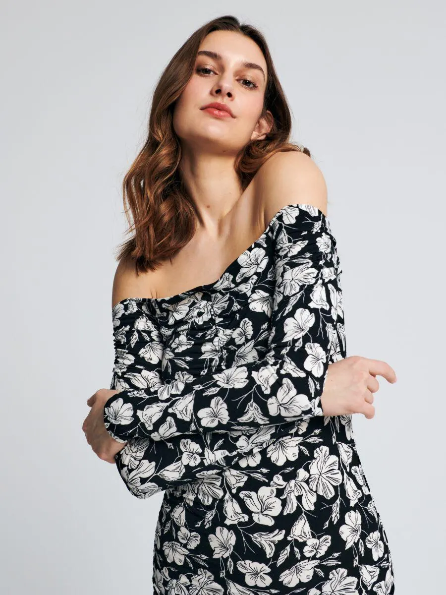 Sukienka midi z odkrytymi ramionami