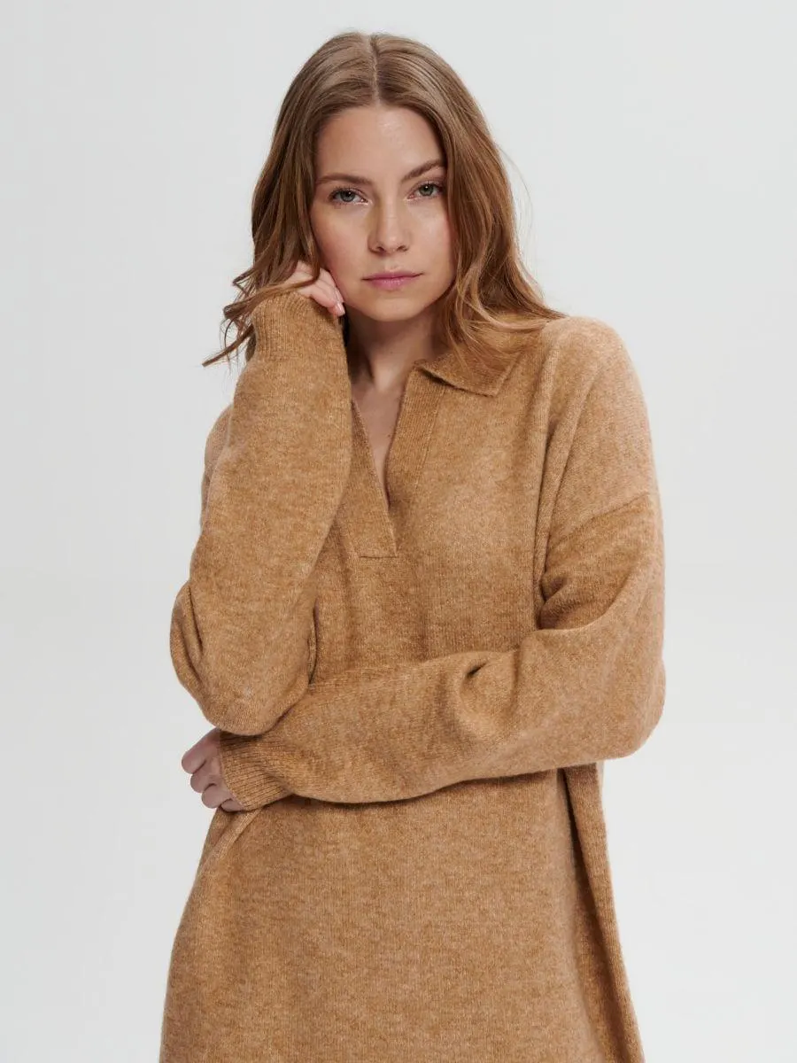 Sukienka mini z kołnierzykiem