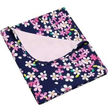 Kocyk dla dziecka do fotelika, w kwiaty, granatowy