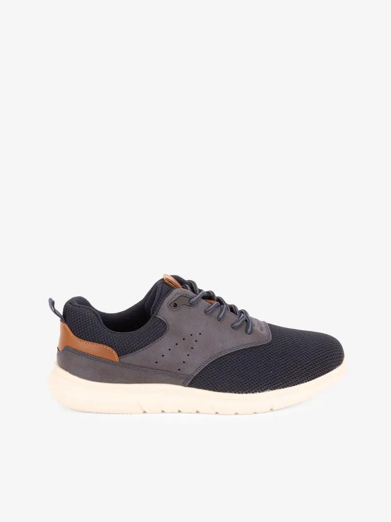 SAPATO LOOK DESPORTIVO COM COMBINAÇÃO DE MATERIAIS E SOLAS DE EVA