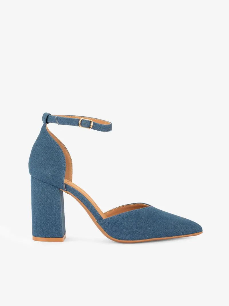 SAPATO DE TACÃO ABERTO LATERAL EM JEANS COM TIRA DE FIVELA NO TORNOZELO