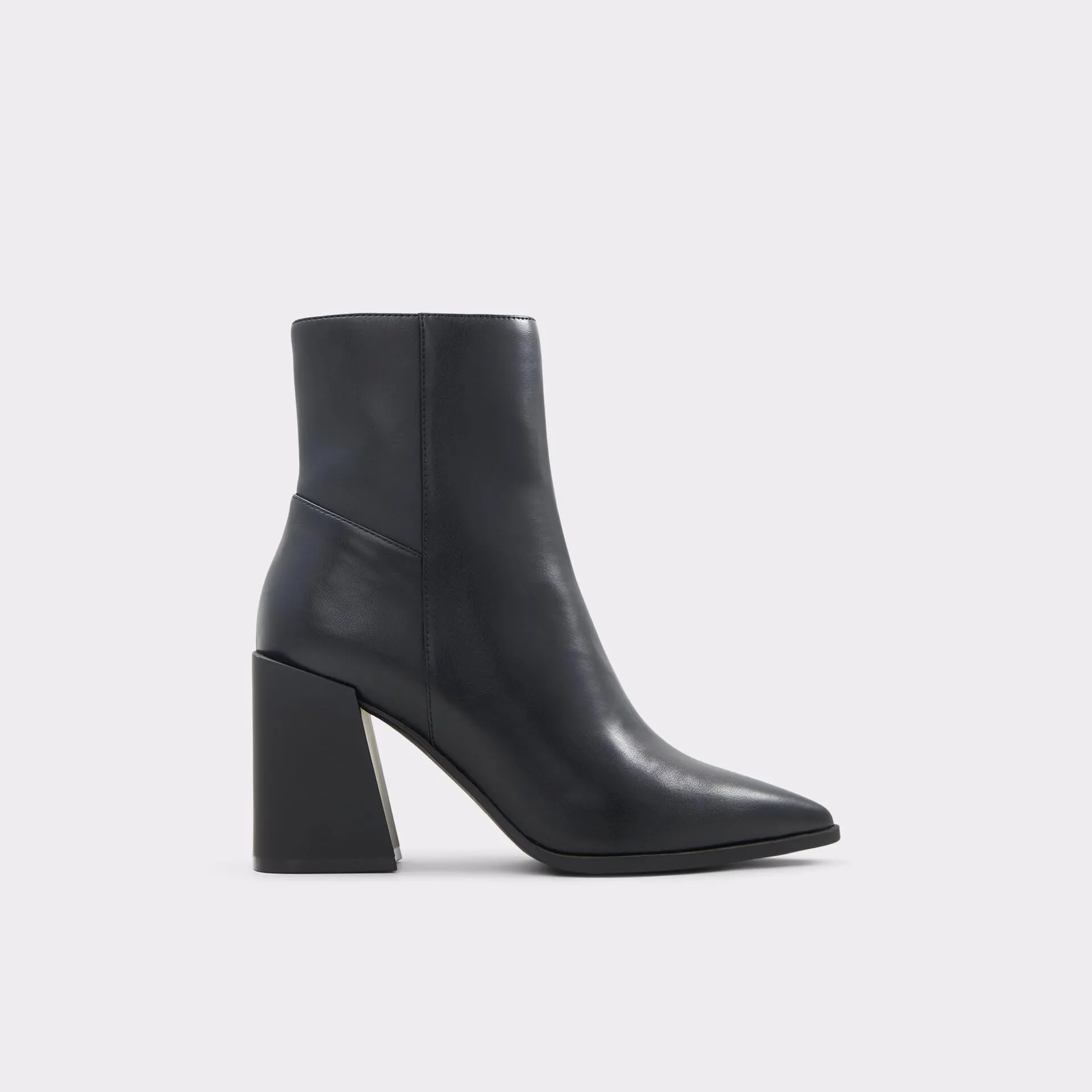Botins em preto, salto em bloco - GINA