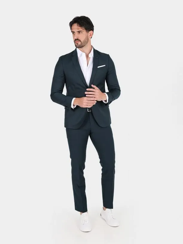 Fato slim fit com pin decorativo