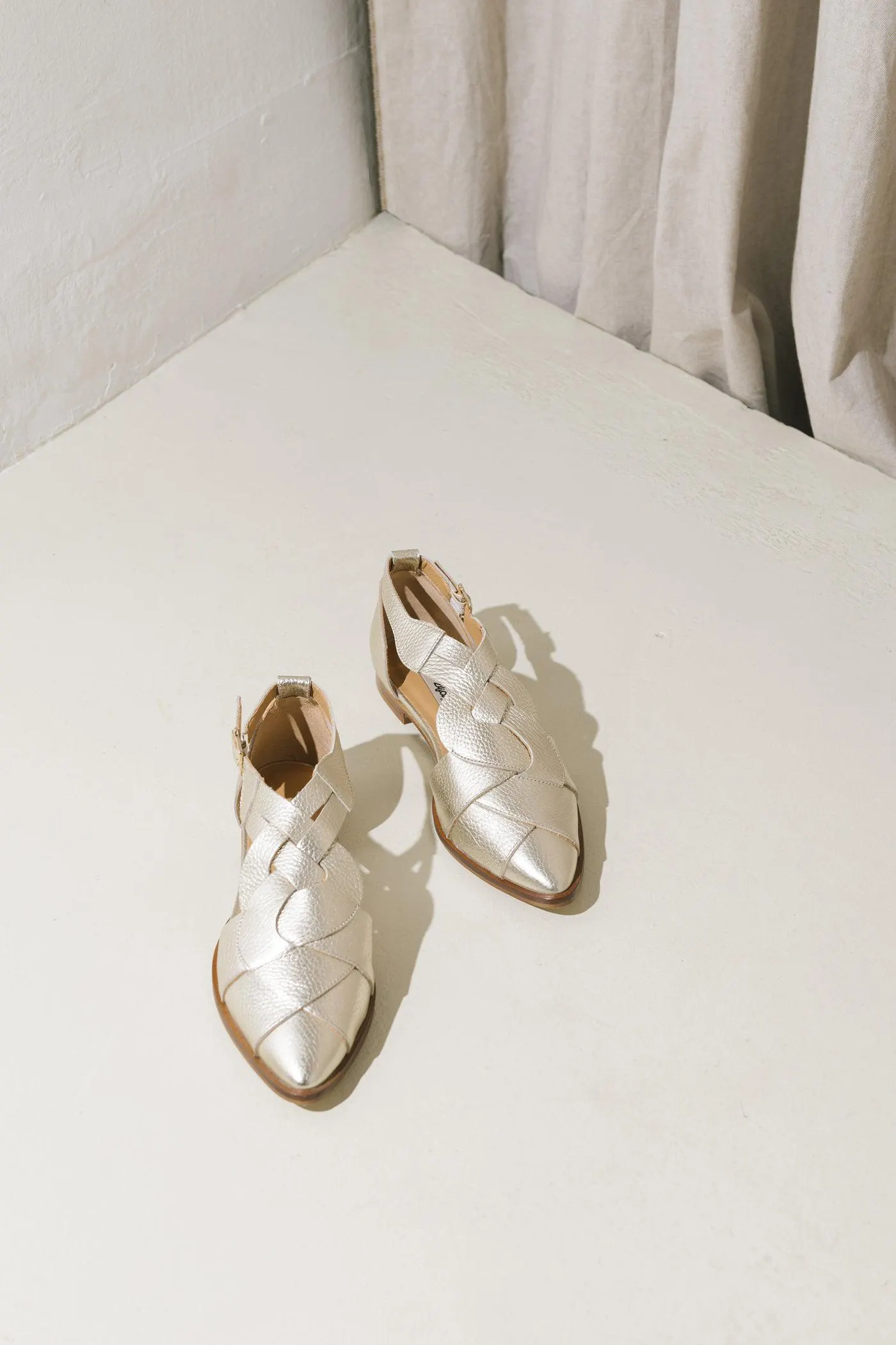 Sapatos rasos com detalhe entrançado em pele