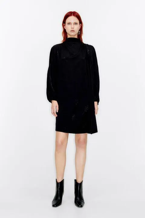 Vestido mini jacquard preto