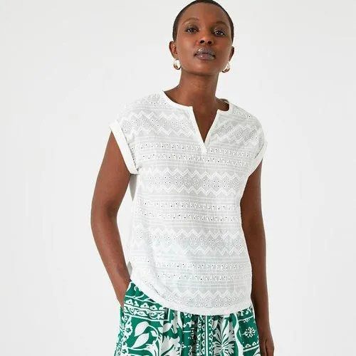 Blusa bordada, gola redonda, mangas curtas