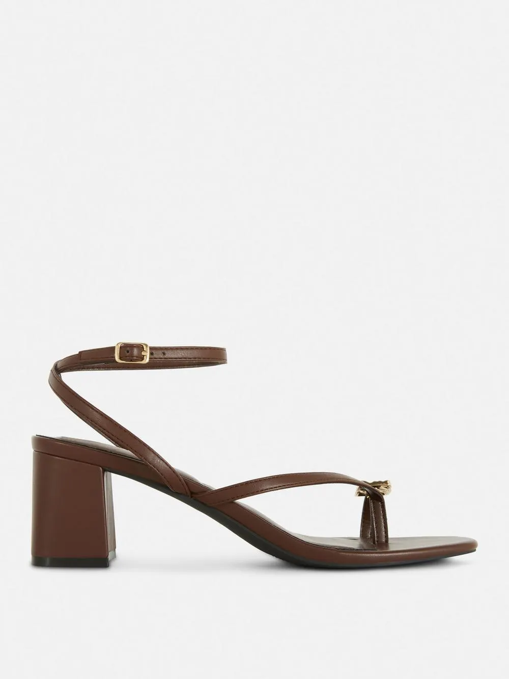 Sandaletten mit Metalldetail und Blockabsatz