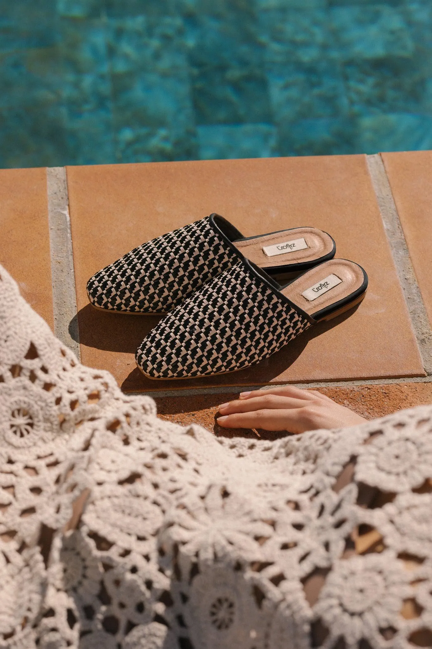 Mules de ráfia entrançada Black