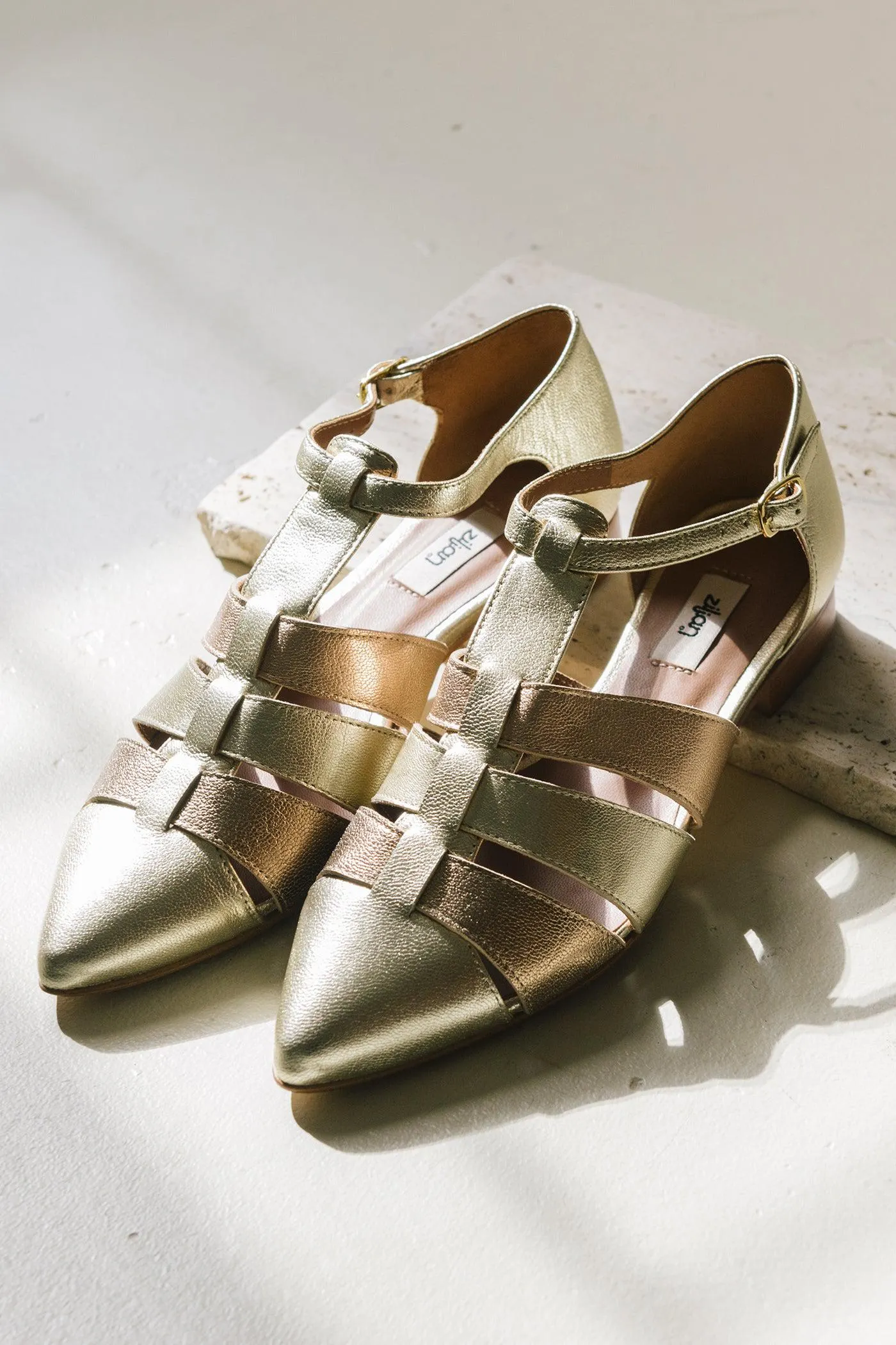 Sapatos rasos abertos em pele metalizada Silver