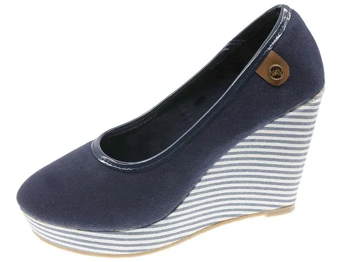 Casual sandals with wedge