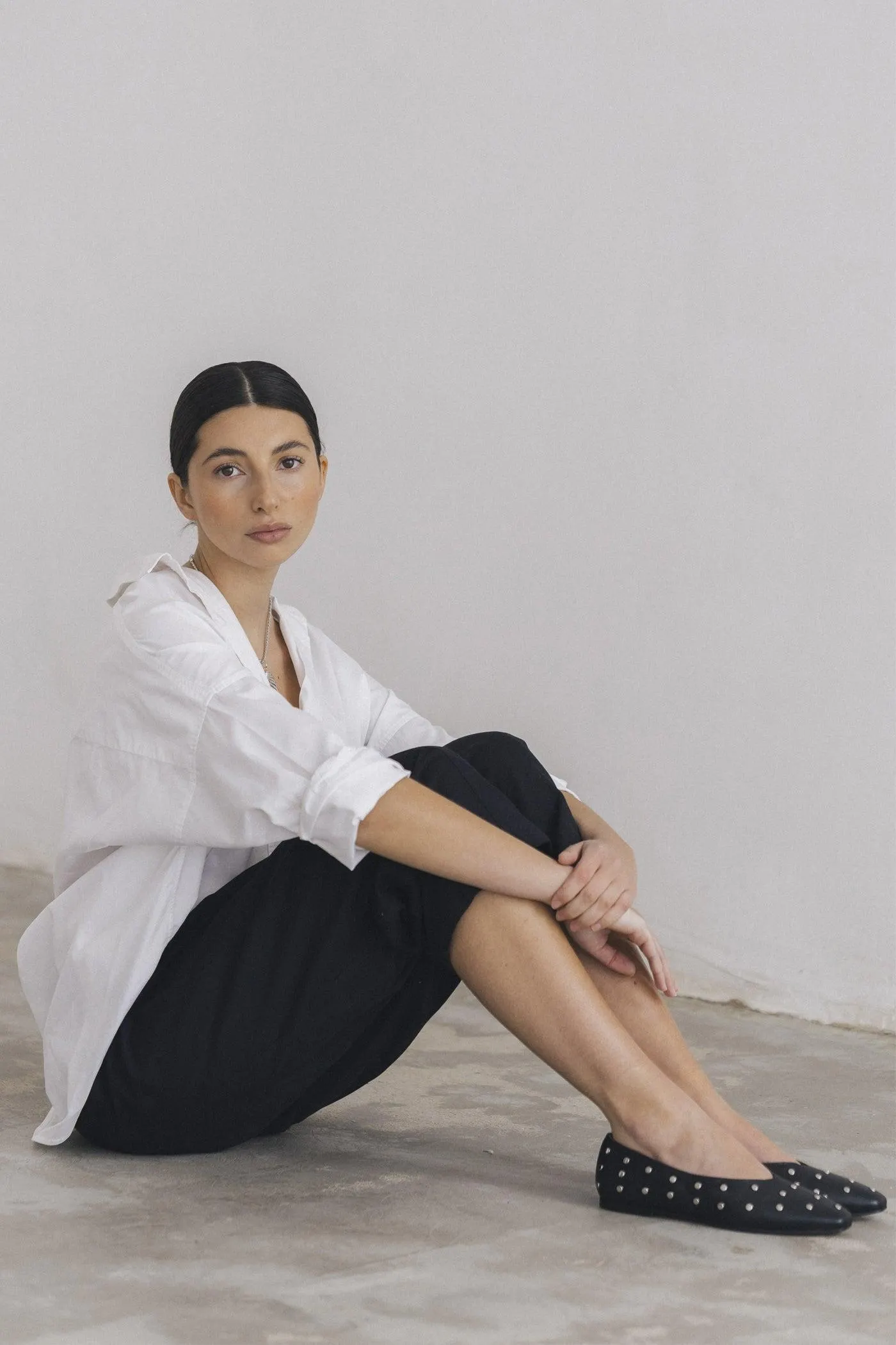 Sabrinas com tachas em pele