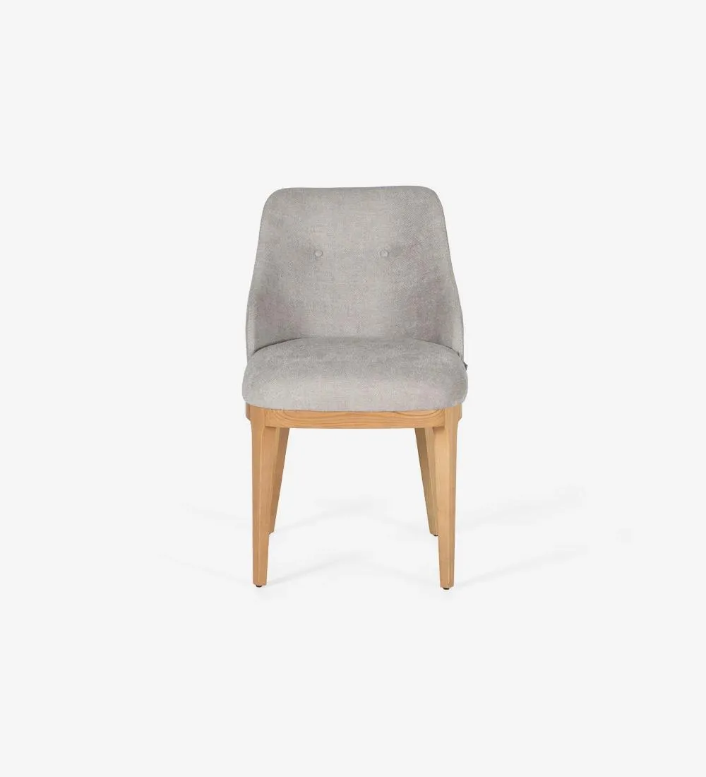 Cadeira estofada a tecido, com pés em madeira.