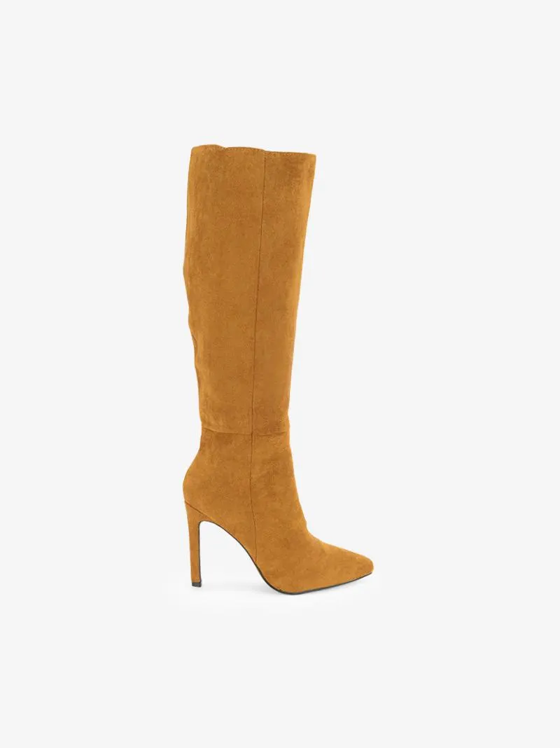 BOTA DE SALTO COM FORMA PONTIAGUDA E FECHO INTERIOR