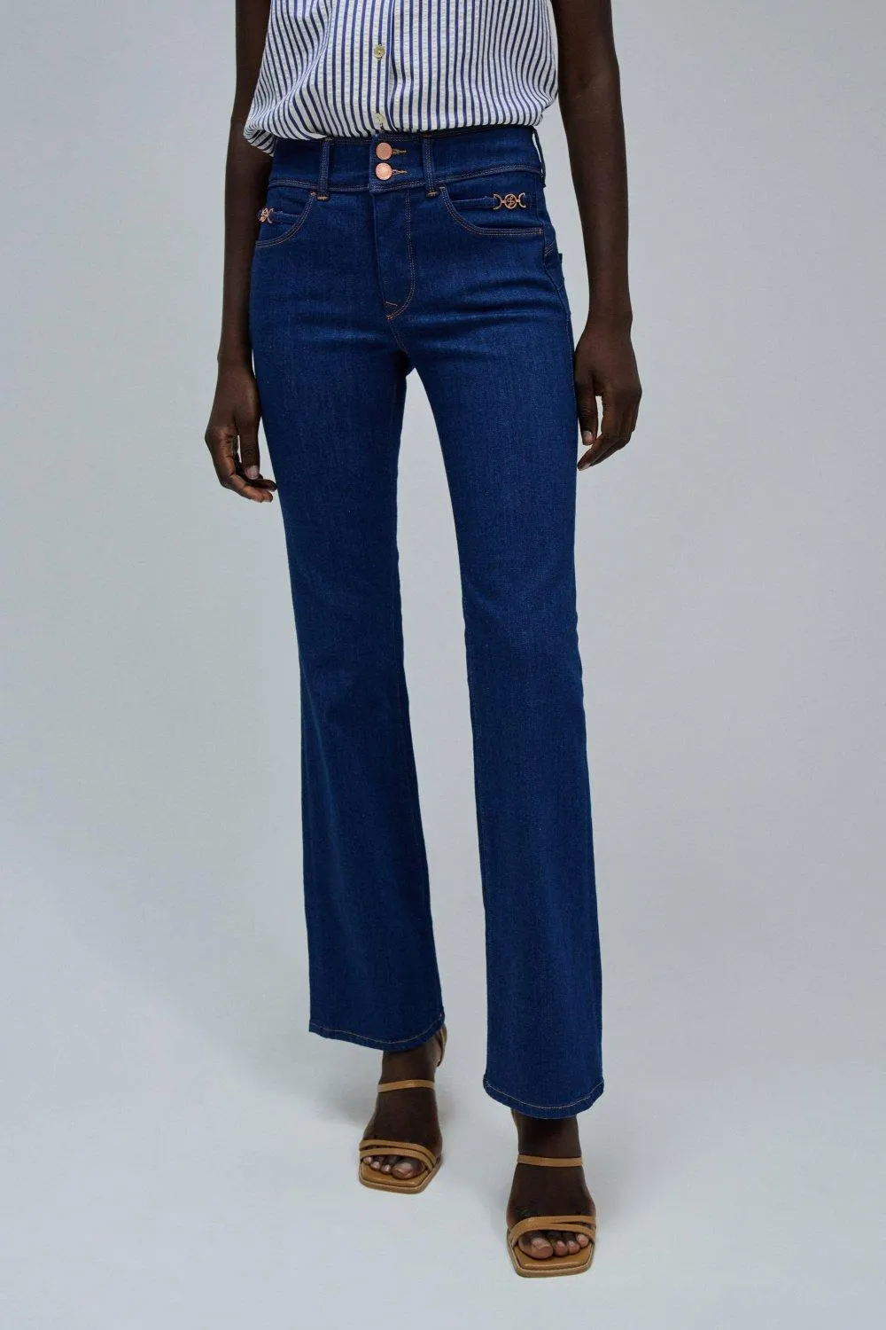 VAQUEROS SECRET PUSH IN BOOTCUT CON DETALLES DORADOS