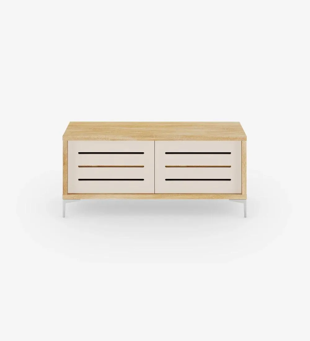 Móvel TV Rio 2 portas em pérola com frisos, com estrutura em carvalho cor natural e pés metálicos, 126 x 61 cm.