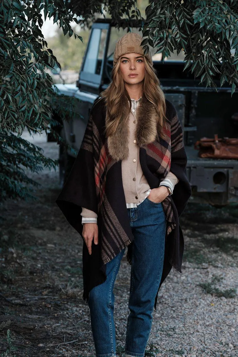 Poncho xadrez com gola de pelo