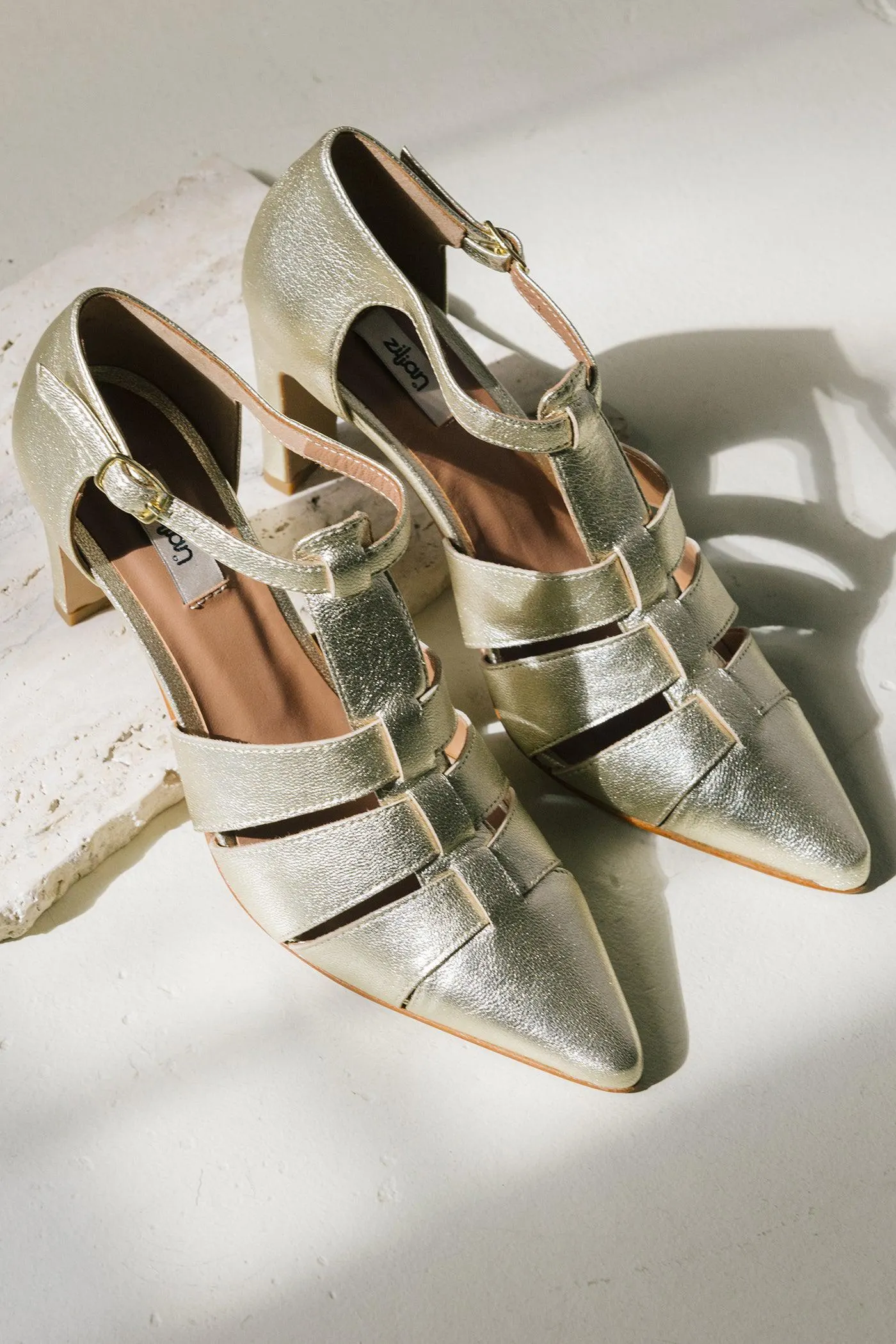 Sapatos de salto abertos em pele metalizada Champagne