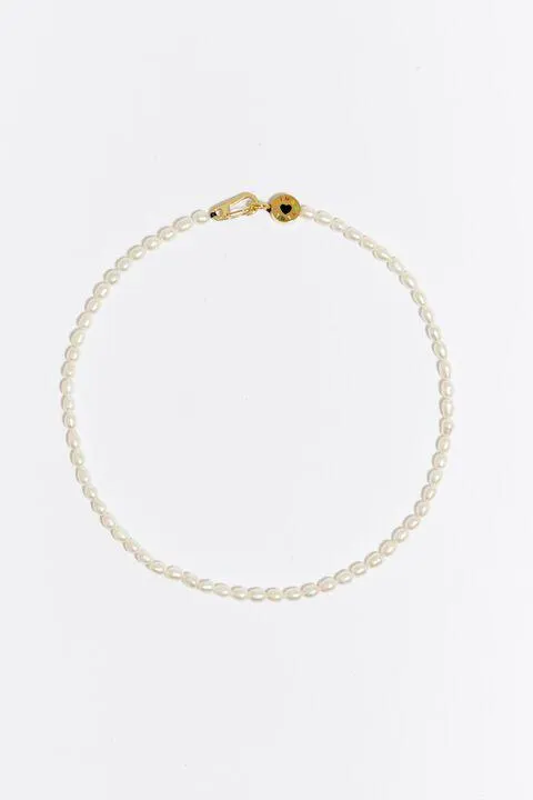 Colar pérolas Logo dourado